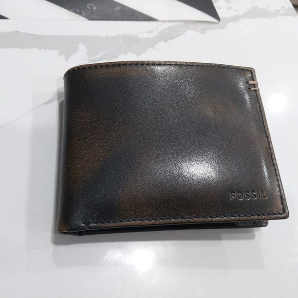 Men's Wade Leather Bifold with Flip ID Wallet, Black, (Model: ML3882001) - Picture 4 of 10